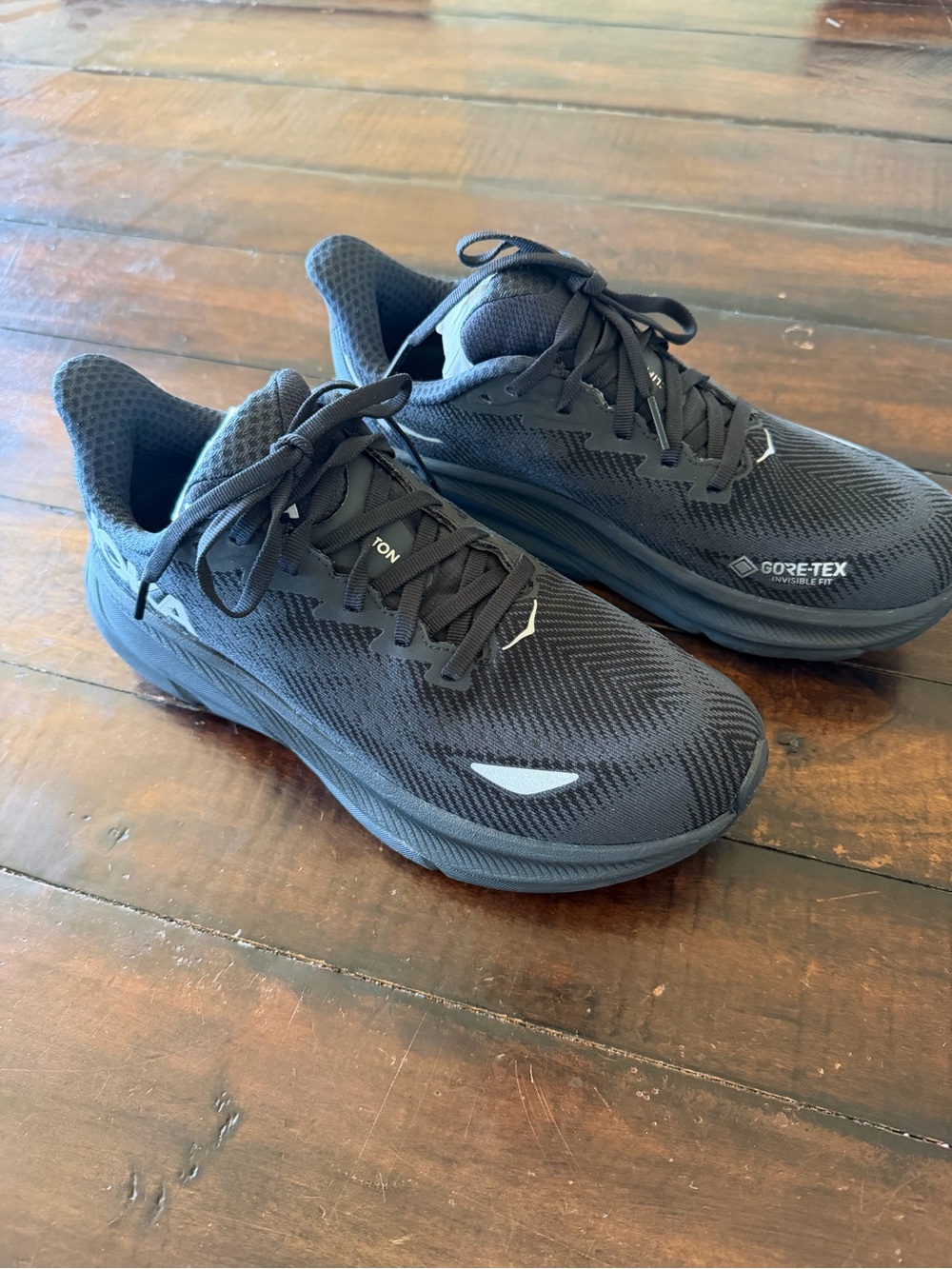 New. Hoka Women’s Clifton 9 Black Running Shoes with Gore-Tex. Size 8.5 - Picture 2 of 3